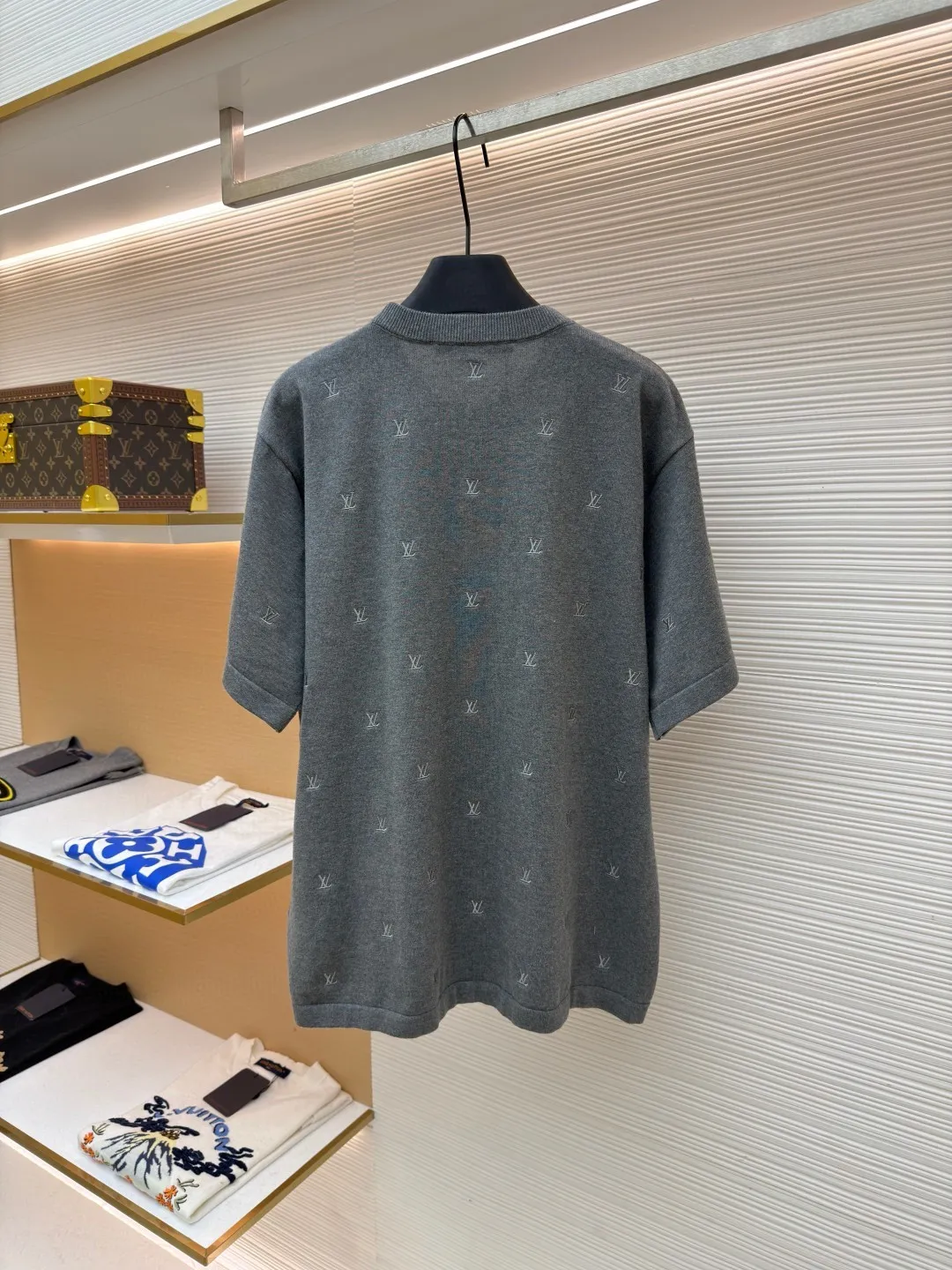LOUIS VUITTON woolen short sleeves with small gray characters embroidery ●Original version: purchased and developed by 11365 ●Item number: 1682208-B00 ●Fabric: pure cotton yarn wool fabric ●Technology: embroidery production ●Color: gray ●Version: fitted version ●Weight: about 380 grams ●Size: XS-S-M-L ●Description: The whole piece is made with full embroidery technology. The stitching technique is mainly used to fill in the slender and curved lines of the embroidery shape, which can show the details and layering of the pattern. The slender and curved lines have a strong sense of line and three-dimensionality when stitched, and the stitching technique is vivid, lively and has good coverage. Use embroidery thread to embroider the pattern stitch by stitch. The pattern will be tight and have a shrinking effect. The splicing of the armholes, neckline and body adopts fine stitch processing instead of direct sewing. This processing method makes the product more detailed; it also improves the texture of the product and the yarn itself has ductility. The upper body has a drapey feel without being tight and wraps around the body. The washing process of the yarn softens the touch of the fabric while still retaining the original sense of wideness. The overall wiring is straight and delicate, the fabric is comfortable and soft, and the color is consistent without color difference. It can be matched with the same style to create a fashionable look and control various occasions. Customized accessories, complete with three standards, same style for men and women!